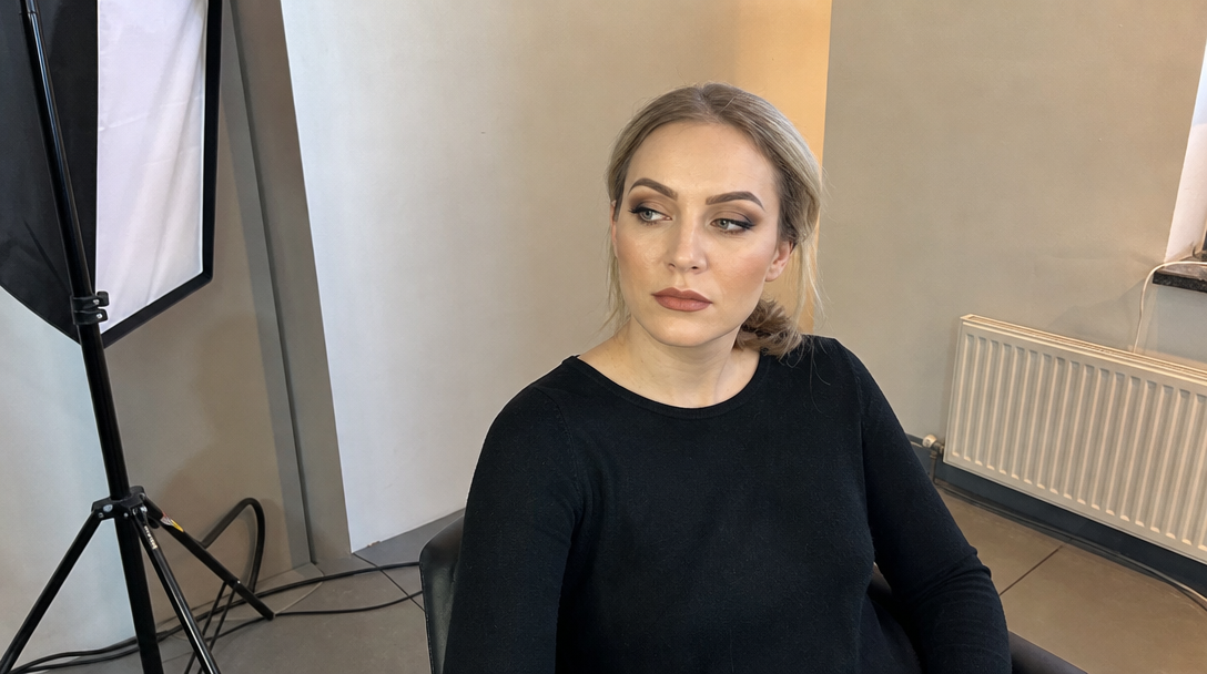 makijaż do sesji zdjęciowej — modelka gotowa do zdjęć na planie